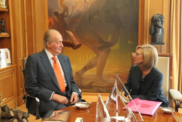 Su Majestad el Rey conversa con Rosa Díez González, portavoz de Unión, Progreso y Democracia, en el transcurso del encuentro que Don Juan Carlos mantu